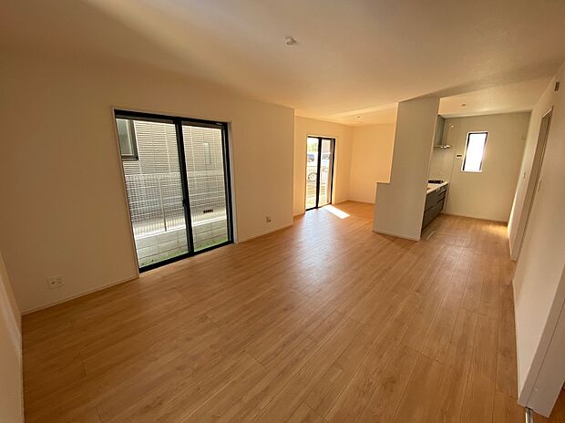 【☆Living Room☆ 】☆Living Room☆
窓から陽光が降り注ぐリビング・ダイニング・キッチン。家族が集うにふさわしい、ゆとりある空間です♪