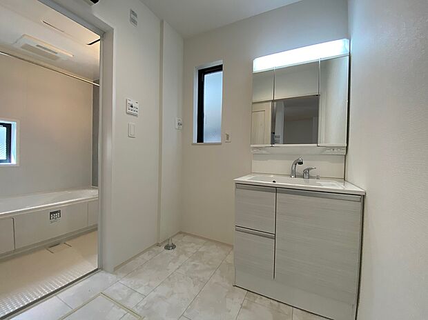 【☆Powder Room☆ 】☆Powder Room☆
収納スペースもバッチリなこちらの洗面化粧台。忙しい朝の時間にお役立ち!化粧品やヘアケア用品など細かな物もしっかり収納しておけるから「あれ?アレどこだっけ?」がなくなること間