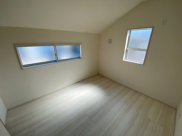 【☆Room☆ 】☆Room☆
一人にひと部屋?収納?書斎?趣味部屋?あるいは客室?部屋数の多い間取りは、家族構成やライフステージの変化にも柔軟な対応を可能にし、家族の選択肢を広げます。