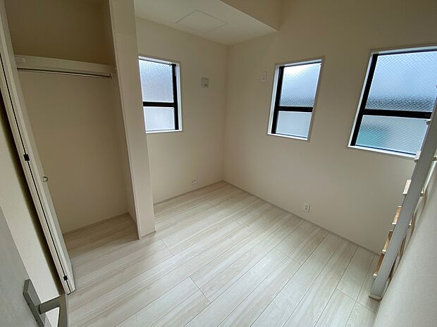 【☆Room☆ 】☆Room☆
一人にひと部屋?収納?書斎?趣味部屋?あるいは客室?部屋数の多い間取りは、家族構成やライフステージの変化にも柔軟な対応を可能にし、家族の選択肢を広げます。