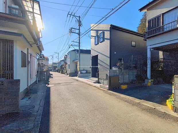 【前面道路含む現地写真】自然を感じられる場所でありながら、
スーパー・コンビニ・ドラッグストアまで徒歩圏内ですので、毎日のお買い物に便利な環境です◎
イオンモールまで車で6分！休日も充実した時間を過ごせそうですね♪