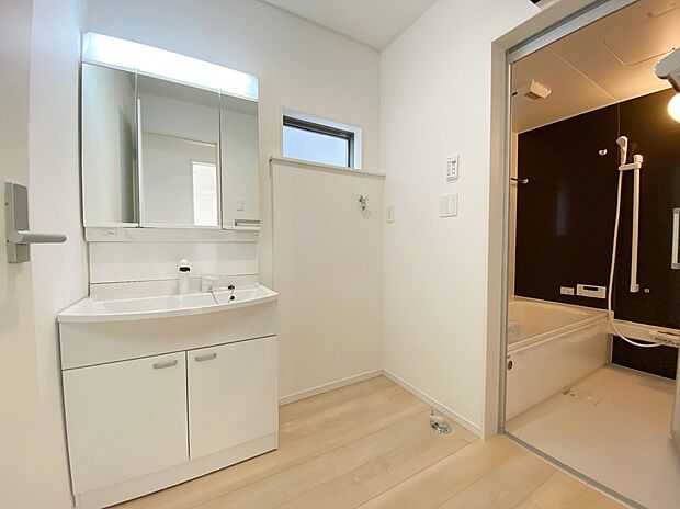 【☆Powder Room☆ 】☆Powder Room☆
十分な大きさの洗面台は収納もさる事ながら、身だしなみチェックや歯磨きなど、朝の慌ただしい時間でもホテルライクなスペースで余裕とゆとりを感じて頂けます。