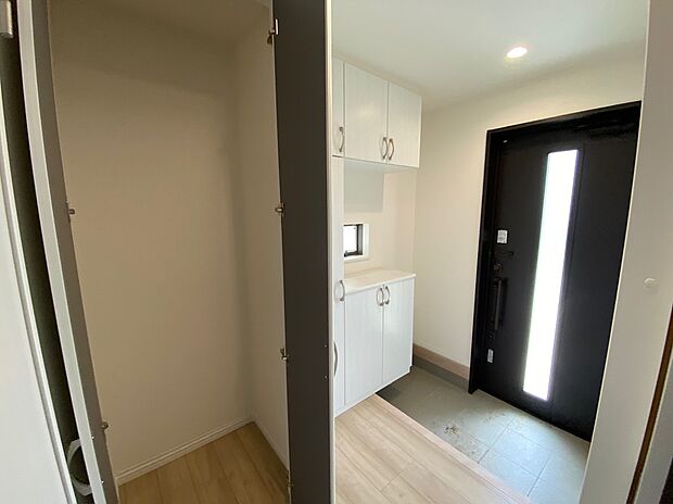 【☆Entrance☆ 】☆Entrance☆
お家に出会う人々を迎える玄関だからこそ、広々清潔感あふれる空間にしたいものです。採光・通風にも配慮された設計で毎日明るい空間をキープします♪