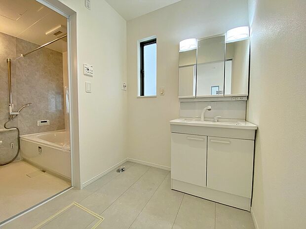 【☆Powder Room☆ 】☆Powder Room☆
収納スペースもバッチリなこちらの洗面化粧台。忙しい朝の時間にお役立ち！化粧品やヘアケア用品など細かな物もしっかり収納しておけるから「あれ？アレどこだっけ？」がなくなること間