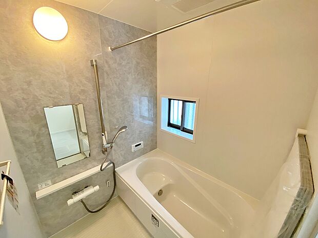 【☆System　Bath☆ 】☆System　Bath☆
半身浴も楽しめる一坪タイプの浴室は、防カビ仕様となっており、お掃除も楽々です。浴室乾燥機を完備し雨の日のお洗濯も安心です。