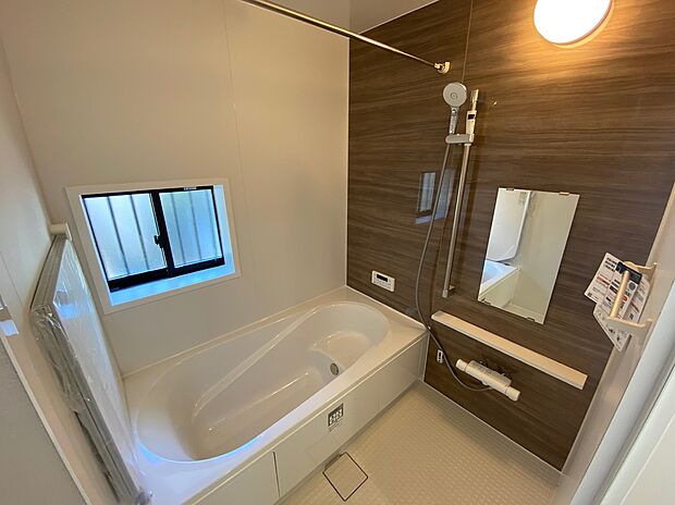 【☆System Bath☆】☆System Bath☆
半身浴も楽しめる一坪タイプの浴室は、防カビ仕様となっており、お掃除も楽々です。浴室乾燥機を完備し雨の日のお洗濯も安心です。