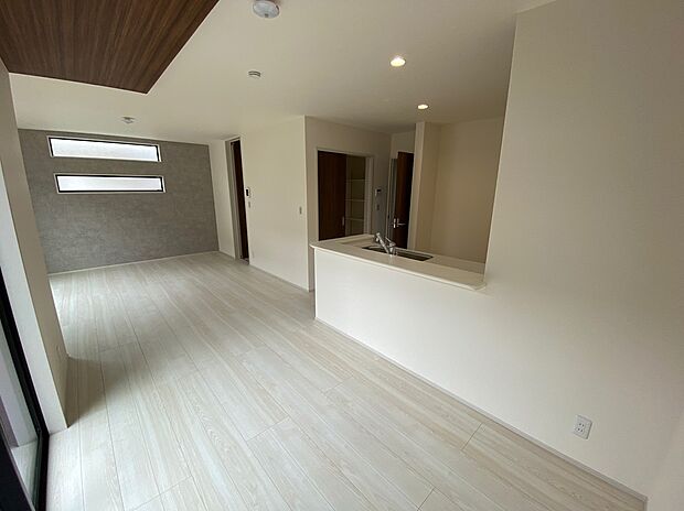 【☆Living　Room☆ 】☆Living　Room☆
思い思いの過ごし方をする。理想のリビングともいえる空間を実現するには、家族が自然に集まる演出や、適度な距離感を保てる空間の広さも必要ですね。