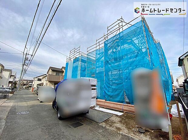 【前面道路含む現地写真】☆住む人を映し出す洗練された佇まいは、いつまでも輝き続けながらいつしか街の風景に溶け込んでいきます。デザイン・目に見える設備面も大切ですが、耐震構造で地震に強い家の為、次代へ繋ぐ強固な住宅です。