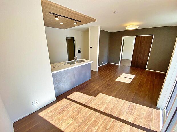 【リビング】インティメイトなくつろぎを味わえるリビングルームはひそやかな憩いの場となることで、新しいゆとりをもたらし、今までにないライフスタイルをもたらします。