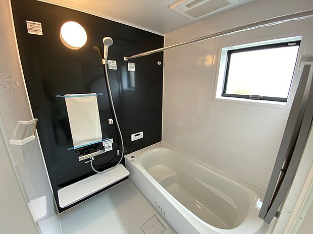 【☆System　Bath☆ 】☆System　Bath☆
半身浴も楽しめる一坪タイプの浴室は、防カビ仕様となっており、お掃除も楽々です。浴室乾燥機を完備し雨の日のお洗濯も安心です。