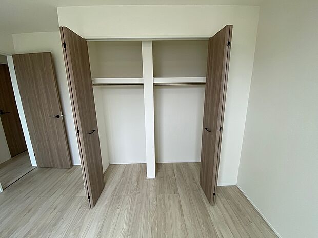 【☆Room☆ 】☆Room☆
居室に完備の収納は、お部屋を広々使うことが出来る優れもの！大切な思い出の品や、「今は使わない」季節ものを大切に保管♪スッキリ綺麗なお部屋で、趣味の時間も更に充実♪