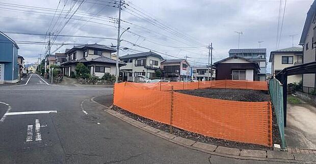 【前面道路含む現地写真】一戸建ての大きなメリットは、「自分の土地」を自由に使えること。好きなペットが飼えるほか、ガーデニングやＤＩＹ、車やバイクの手入れなど様々な趣味を楽しめます♪