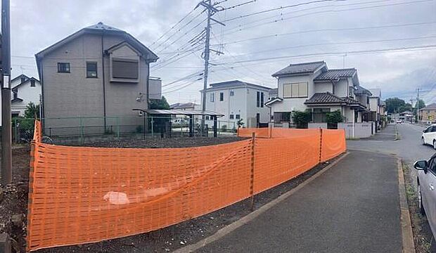 【現地外観写真】☆住む人を映し出す洗練された佇まいは、いつまでも輝き続けながらいつしか街の風景に溶け込んでいきます。デザイン・目に見える設備面も大切ですが、耐震構造で地震に強い家の為、次代へ繋ぐ強固な住宅です。