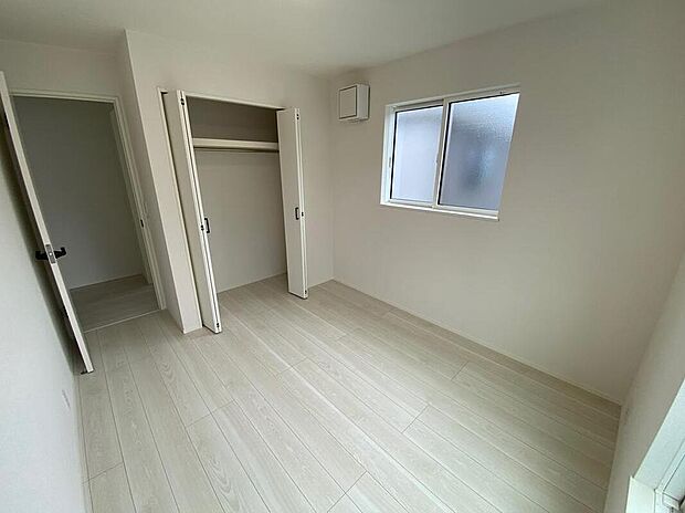 【リビング以外の居室】ここは風の通り道。舞い込んでくる風が優しく躍り、室内に爽やかな空気を運んでくる。そこに季節の息吹を感じて、いまがどんな季節なのかを実感することができます。