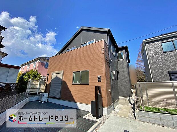 【現地外観写真】緑に彩られた街区に現出する建物は、ここに住まう方々へ余すこと無く太陽の恵みをお届けできるように計画・設計されております。