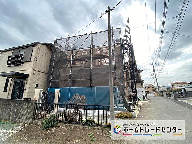 【前面道路含む現地写真】☆住む人を映し出す洗練された佇まいは、いつまでも輝き続けながらいつしか街の風景に溶け込んでいきます。デザイン・目に見える設備面も大切ですが、耐震構造で地震に強い家の為、次代へ繋ぐ強固な住宅です。