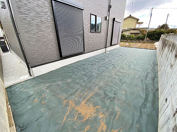 【現地外観写真】☆街に溶け合う美しい景観を生みだしているにも関わらず、採光や風通しを考えて設計された間取り。近隣との視線を考え、街全体で調整される窓位置。外観だけでなく、そこに住まうご家族の心地よさを最優先しました。