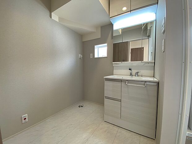 【☆Powder Room☆ 】☆Powder Room☆
三面鏡ならではの収納力、シャンプードレッサーならではの機能性、どちらも採用しております。汚れが落ちやすいすべり台ボウルは手入れもしやすく日々の生活を陰ながら支えてくれる仕様