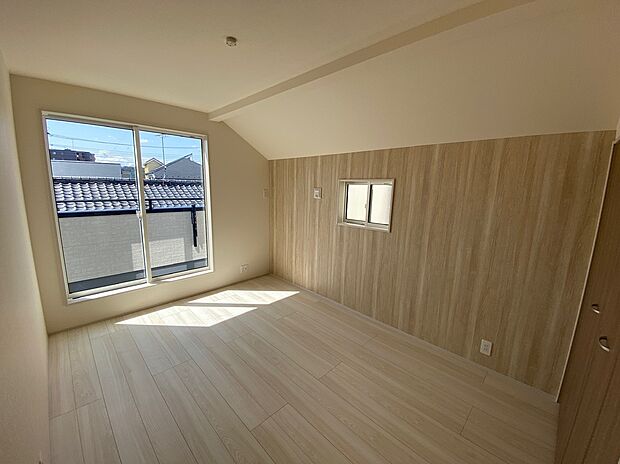 【☆Room☆ 】☆Room☆
大きな窓からたっぷりと陽光が注がれる明るい空間。家族の成長に対応できる永住仕様の間取り。一日の疲れを癒やしてくれる、時を忘れて過ごせる空間。