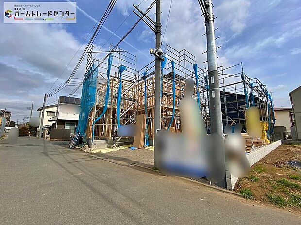 【☆前面道路含む現地写真☆】最寄りのバス停まで徒歩5分なので、雨の日の交通も便利です！休日にご家族揃ってご見学はいかがでしょうか♪実際の現地を見てみると図面などではわからない、新たな発見がきっとあります