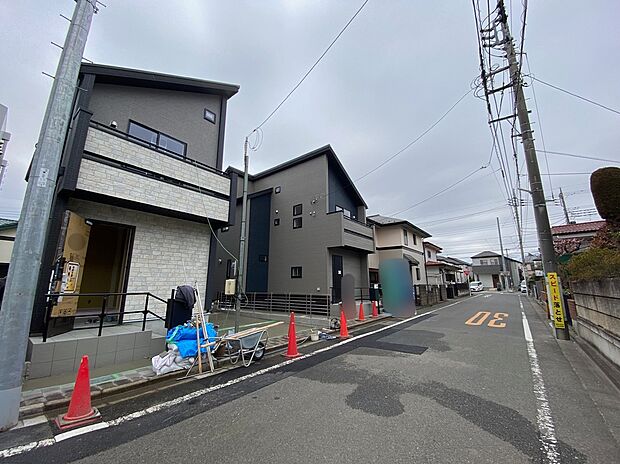 【前面道路含む現地写真】☆住む人を映し出す洗練された佇まいは、いつまでも輝き続けながらいつしか街の風景に溶け込んでいきます。デザイン・目に見える設備面も大切ですが、耐震構造で地震に強い家の為、次代へ繋ぐ強固な住宅です。