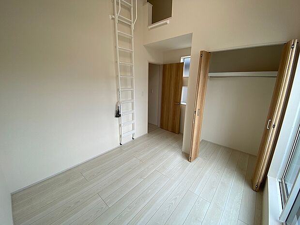 【☆Room☆ 】☆Room☆
ロフトのあるお部屋は天井が高く、開放感がございます。お子さまのお部屋にも良いですね♪生活の中で、だんだん物が増えても、収納スペースたっぷりだから大丈夫♪