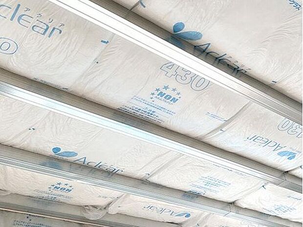 【夏涼しく、冬暖かい「断熱材」】断熱等級は等級“5”を全棟で取得。　部屋によっての温度差、床と天井部の温度差が小さくなるため、家の中のどこでも快適に過ごせます。　さらに、断熱性能を上げることで外気の影響を受けにくくなるため空調効率が高まり冷暖房費を抑えることができます。