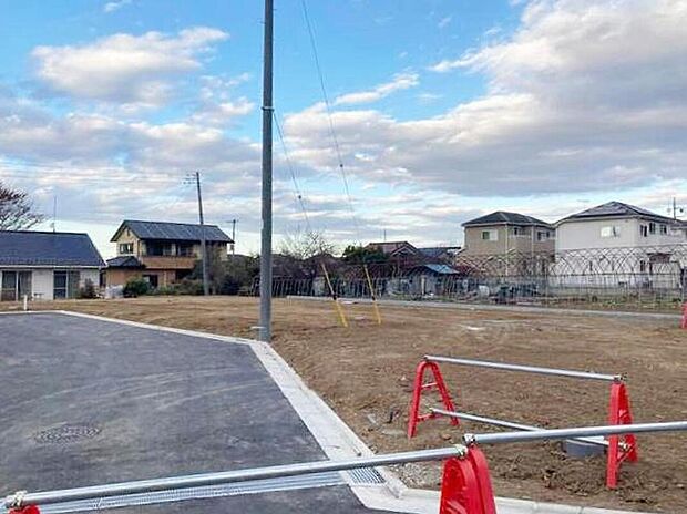 【前面道路含む現地写真】穏やかな時が流れる落ち着いた住環境の低層住宅地。当日のご見学予約も承ります。同じものは2つとない「夢のマイホーム」との出会いが待っているかもしれません。