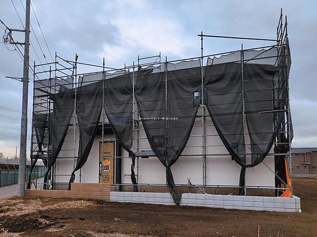 【現地外観写真】☆嬉しいコンクリート仕上げのカースペース。雨の日も足元を気にせず外出できます。車種により2台分ございますので、家族分の自転車を駐輪したり、来客用の駐車スペースとしてもお使いいただけます。