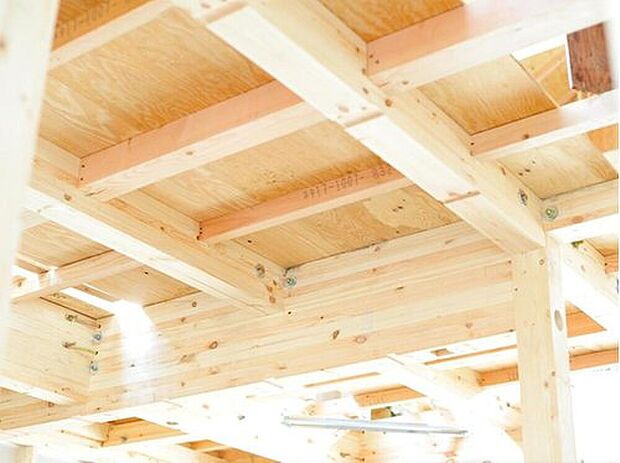 【横揺れに強い「剛床工法」を採用】構造用面材を土台と梁に直接留めつける工法で、床をひとつの面として家全体を一体化することで、横からの力にも非常に強い構造となります。家屋のねじれを防止し、耐震性に優れた効果を発揮します。