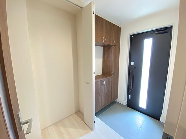 【☆Entrance☆ 上質感漂う玄関と廊下。居住者の帰り、訪】☆Entrance☆
上質感漂う玄関と廊下。居住者の帰り、訪れる方を優しく迎える・安らぎに満ちた生活空間を予感させる。健やかな暮らしを楽しめそう。