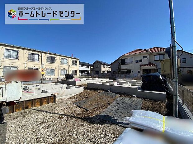 【現地外観写真】☆採光や風通しを考えて設計された間取り。近隣との視線を考え、街全体で調整される窓位置。外観だけでなく、そこに住まうご家族の心地よさを最優先しました。