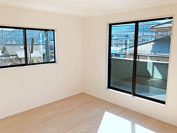 【☆Room☆】大きな窓からたっぷりと陽光が注がれる明るい空間。家族の成長に対応できる永住仕様の間取り。一日の疲れを癒やしてくれる、時を忘れて過ごせる空間。