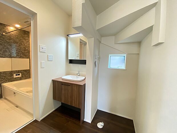 【☆Powder Room☆ 】☆Powder Room☆
十分な大きさの洗面台は収納もさる事ながら、身だしなみチェックや歯磨きなど、朝の慌ただしい時間でもホテルライクなスペースで余裕とゆとりを感じて頂けます。