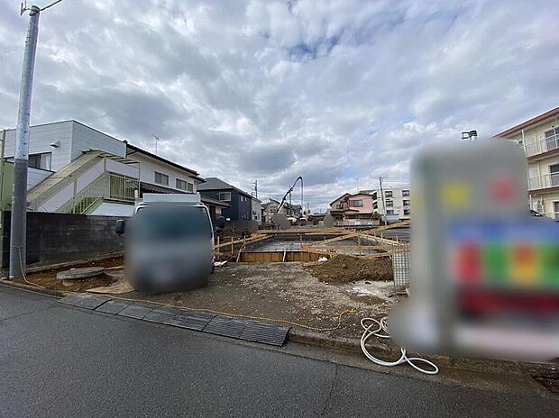 【現地外観写真】☆街に溶け合う美しい景観を生みだせるシンプルシックでおしゃれな外観と住み心地を考え貫いた設計！「ゆとりある落ち着いた暮らし」を叶えます♪