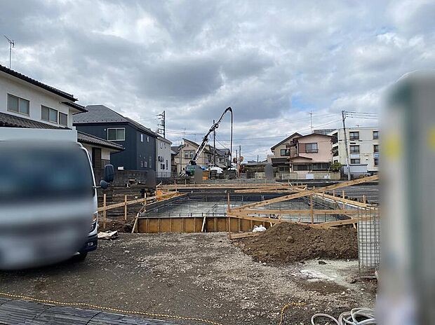 【現地外観写真】☆生活するだけの家ではなく「日々を楽しむ暮らし」を♪
洗練されたデザインのお洒落なお住まい。ゆとりの広さを誇る魅力あふれる邸宅です♪