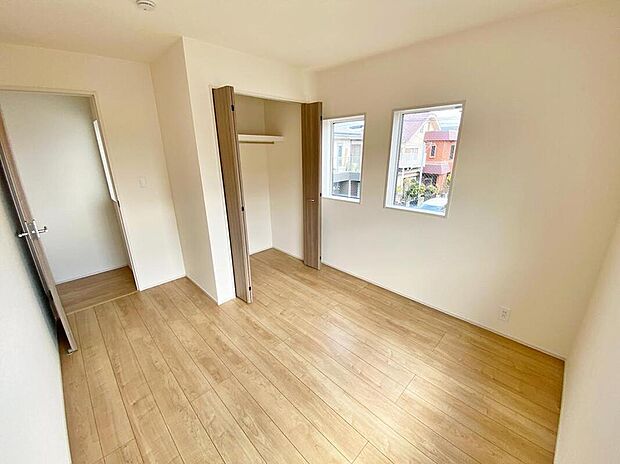 【リビング以外の居室】うららかな陽射しがどのお部屋にも降り注ぎますように、快適さを追求し尽くした間取り。得難い立地環境での生活を恵みの豊かな永住の地へと変えてくれることでしょう…