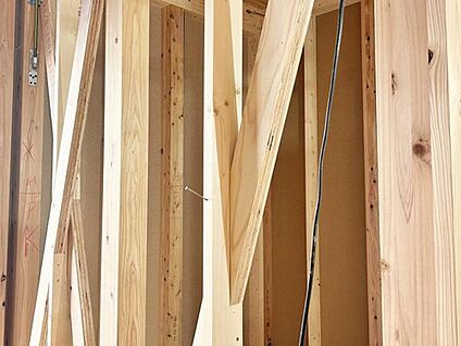 横からの力に耐える「筋交い」