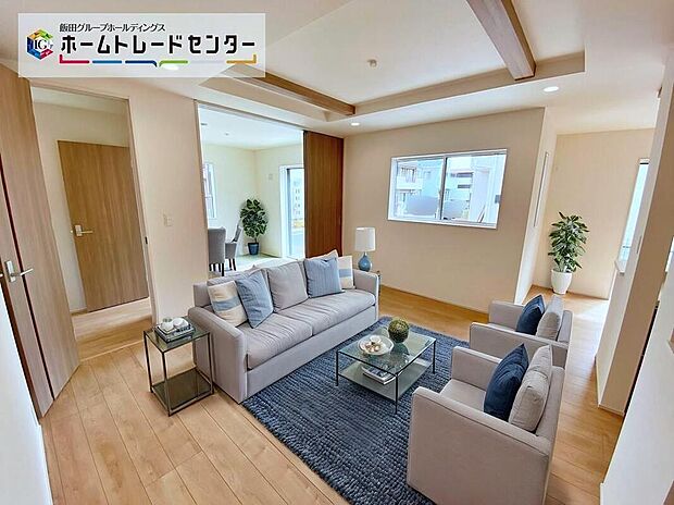 【リビング】リビングが広い家はきっと、家族が集まり団欒が生まれる家となります。家族の笑顔が想像できる家をぜひ一度ご覧下さい。（家具はCGです）
