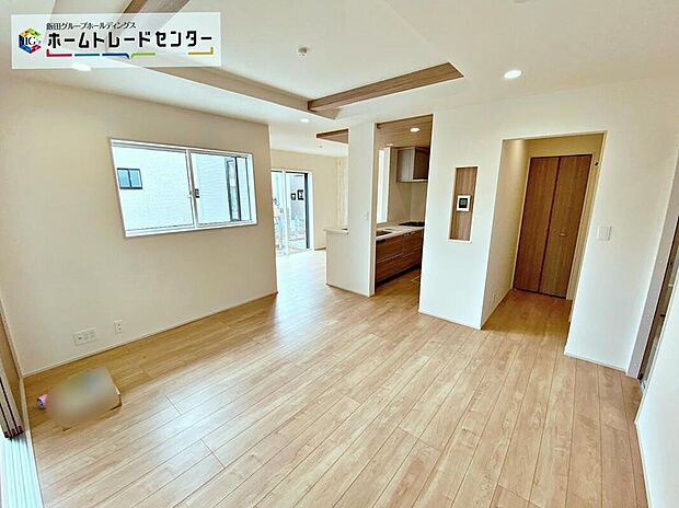 【リビング】空気感という居心地の良いＢＧＭは、暮らしのステージを彩り、心からのやすらぎと満足感を与えてくれます。通風と採光を考慮したリビングは地域の鼓動を感じながらお寛ぎ頂けます♪