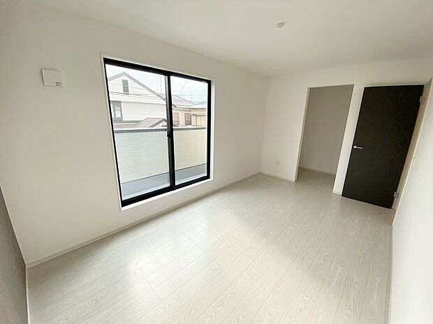 【☆Room☆】居室に完備の収納は、お部屋を広々使うことが出来る優れもの！大切な思い出の品や、「今は使わない」季節ものを大切に保管♪スッキリ綺麗なお部屋で、趣味の時間も更に充実♪