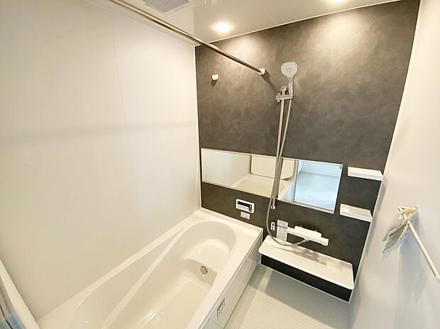 【☆System　Bath☆】『一日の疲れを落としてくれる場所は、一番落ち着く場所でなければならない』高級感溢れるカラーと大きさ・柔らかな曲線で構成された半身浴も楽しめるバスタブの心地よさを是非！！