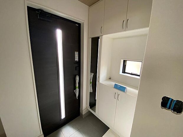 【玄関】お家に出会う人々を迎える玄関だからこそ、広々清潔感あふれる空間にしたいものです。採光・通風にも配慮された設計で毎日明るい空間をキープします♪