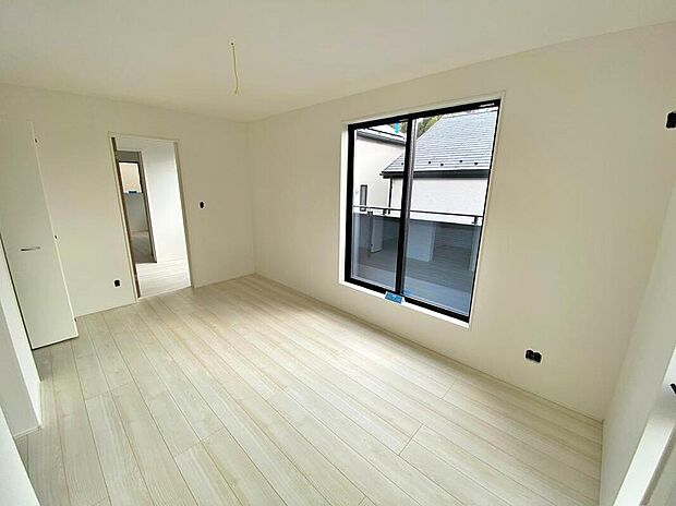 【リビング以外の居室】バルコニーに面したお部屋は、通風・採光共に良好な上、解放感タップリ♪
明るいお部屋は住まう人の心も明るくしてくれますね☆