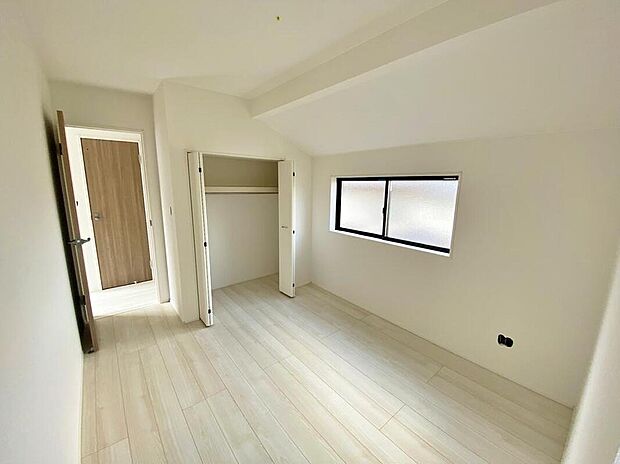 【リビング以外の居室】うららかな陽射しがどのお部屋にも降り注ぎますように、快適さを追求し尽くした間取り。得難い立地環境での生活を恵みの豊かな永住の地へと変えてくれることでしょう…