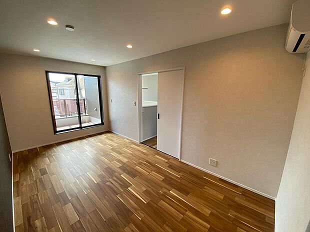 【リビング以外の居室】バルコニーに面したお部屋は、通風・採光共に良好な上、解放感タップリ♪
明るいお部屋は住まう人の心も明るくしてくれますね☆