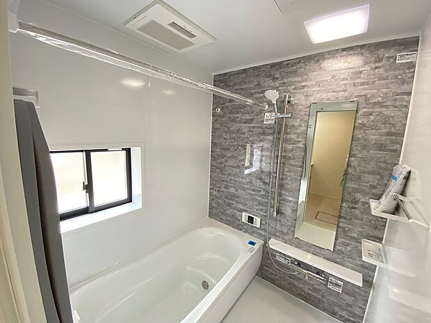 【☆System Bath☆ 】☆System Bath☆
『一日の疲れを落としてくれる場所は、一番落ち着く場所でなければならない』高級感溢れるカラーと大きさ・柔らかな曲線で構成された半身浴も楽しめるバスタブの心地よさを是非!!