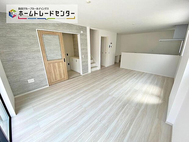 【リビング】☆忙しく過ぎゆく日常を置き去るほど、ゆったりした時間が流れる住環境。『快適』とは「家」と「街」と「環境」が調和した時に訪れるだと改めて感じさせる永住邸がこちらです。