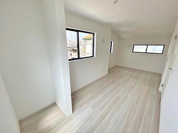 【リビング以外の居室】バルコニーに面したお部屋は、通風・採光共に良好な上、解放感タップリ♪
明るいお部屋は住まう人の心も明るくしてくれますね☆