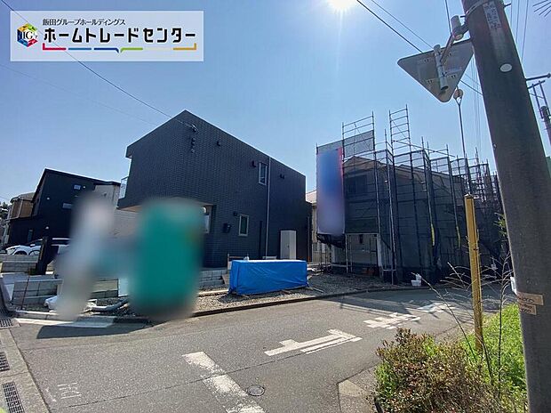 【前面道路含む現地写真】☆スーパー・コンビニ・ドラッグストアまで徒歩圏内で毎日のお買い物も便利！小学校も近く、お子様のいるご家庭にもオススメです◎